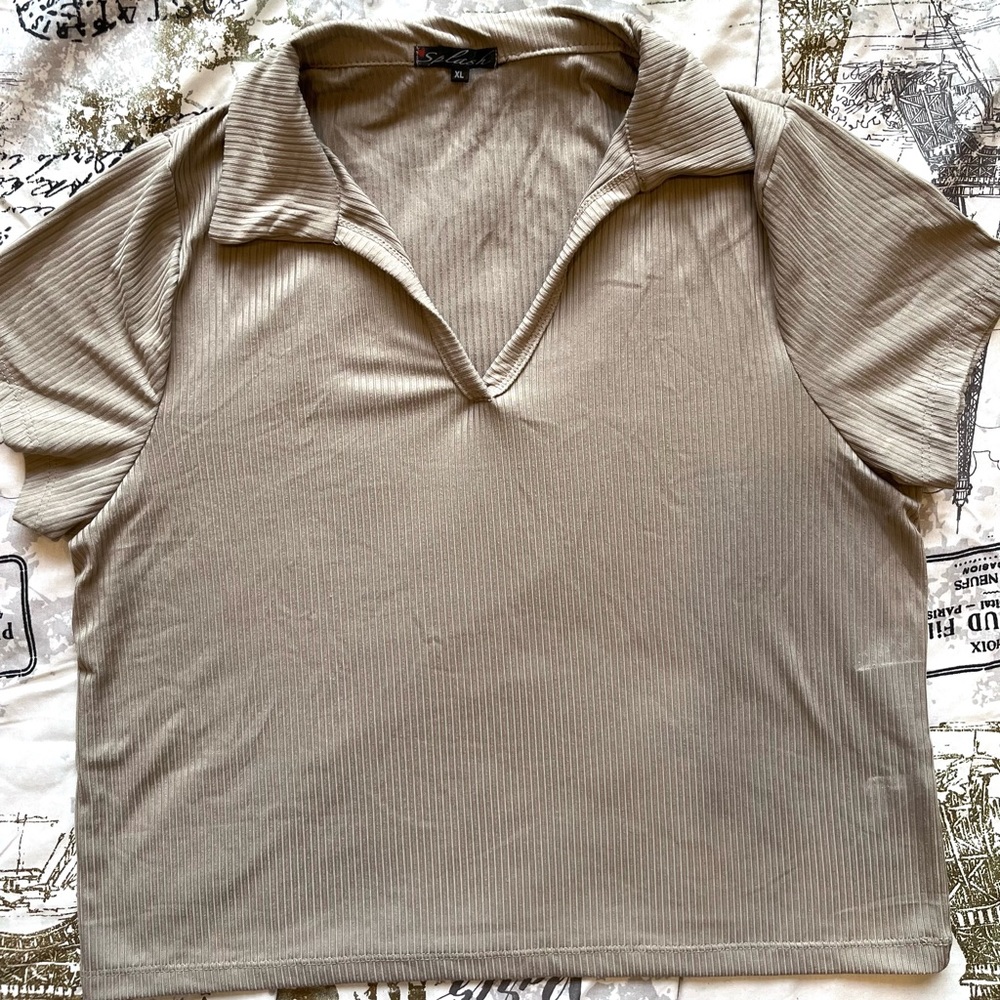 Cute Beige V-neck Collared Crop Top
